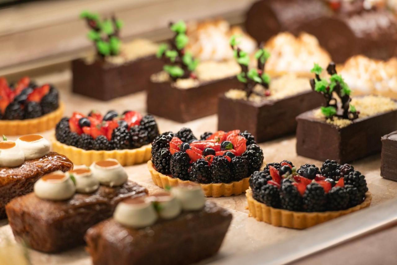 Abesq Doha Hotel And Residences, An Ihg Hotel 外观 照片 A selection of petits fours