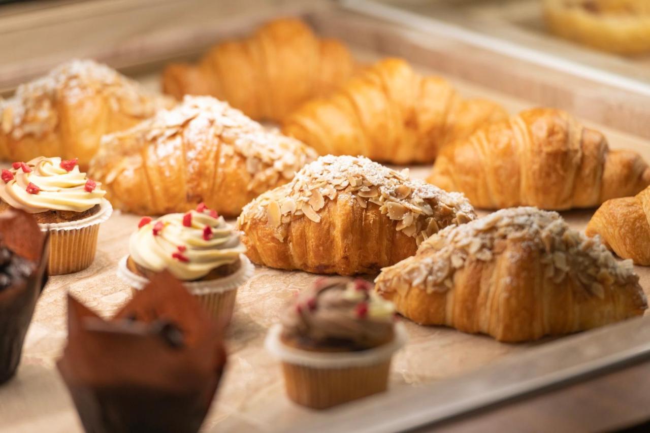 Abesq Doha Hotel And Residences, An Ihg Hotel 外观 照片 Croissants and cupcakes